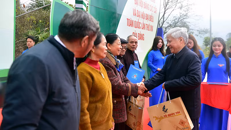 Đồng chí Đỗ Văn Chiến tặng quà người có uy tín trên địa bàn huyện Sơn Dương.