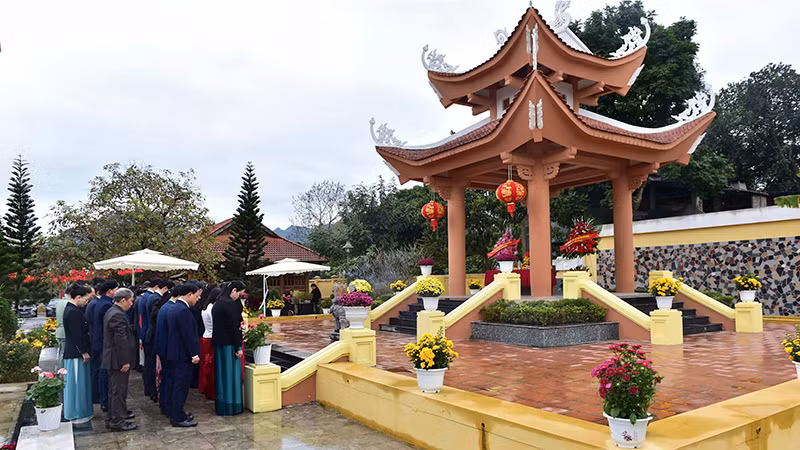 Các đồng chí lãnh đạo tỉnh Tuyên Quang dâng hương, dâng hoa tại di tích địa điểm thành lập Chi bộ Mỏ Than.