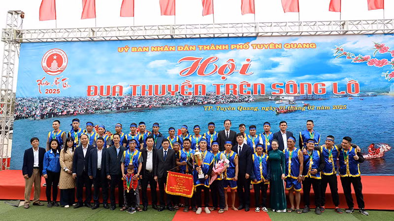 Ban tổ chức trao giải Nhất cho đội đua phường Minh Xuân.