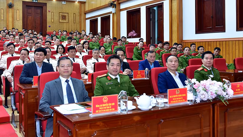 Các đại biểu dự buổi lễ.