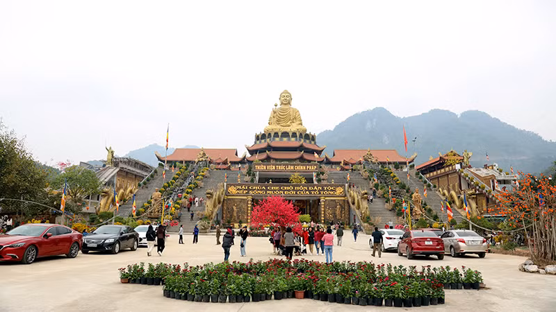 Thiền viện Trúc Lâm Chính pháp Tuyên Quang thu hút du khách thập phương đến vãn cảnh, chiêm bái dịp đầu năm.