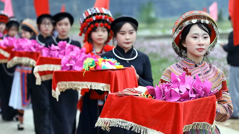 Lễ vật được các nam thanh, nữ tú dâng lên mâm tồng.