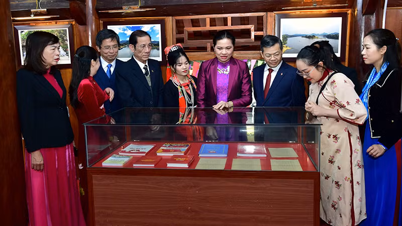 Các đồng chí lãnh đạo tỉnh Tuyên Quang tham quan nhà lưu niệm tại địa điểm thành lập Chi bộ Mỏ Than.