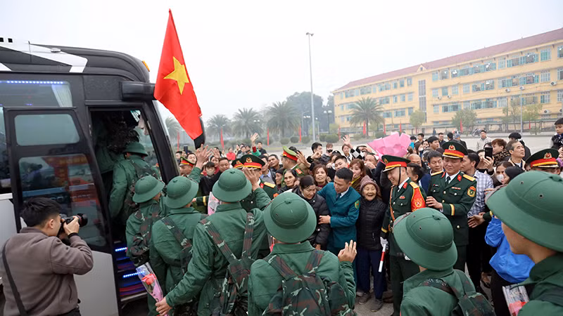 Người thân động viên thanh niên tham gia nhập ngũ năm 2025.