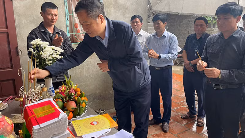 Các thành viên đoàn công tác tưởng niệm nạn nhân tử vong do đuối nước.