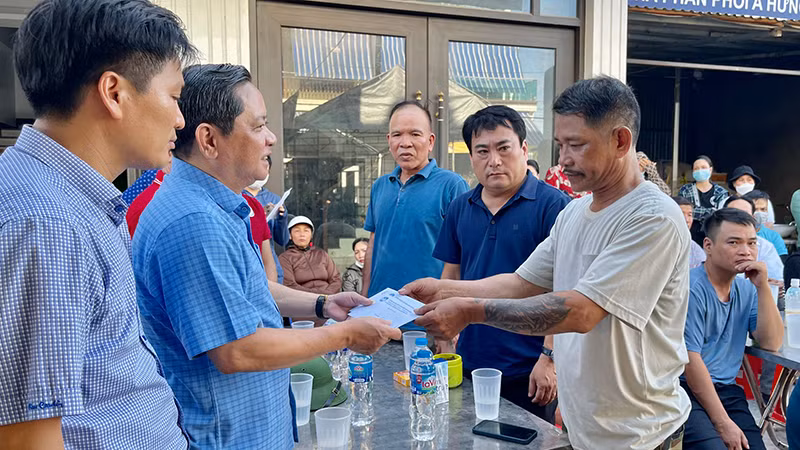 Lãnh đạo Mặt trận Tổ quốc tỉnh Thanh Hóa trao khoản hỗ trợ của tỉnh cho gia đình nạn nhân.