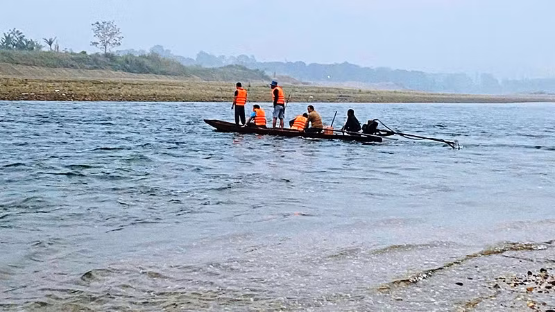 Lực lượng chức năng tìm kiếm nạn nhân mất tích trên sông Mã.
