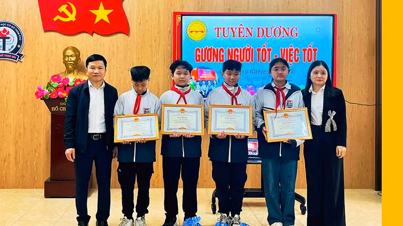 Lãnh đạo phường Phú Sơn trao tặng giấy khen cho 4 học sinh.