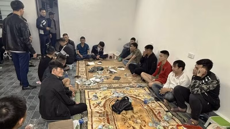 Các đối tượng bị bắt quả tang tại sới bạc.