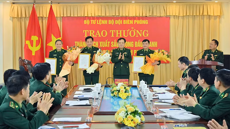 Quang cảnh buổi khen thưởng.