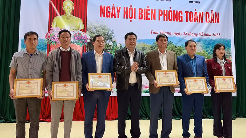 Lãnh đạo huyện vùng cao biên giới trao tặng giấy khen cho các tập thể, cá nhân có thành tích trong phong trào biên phòng toàn dân.