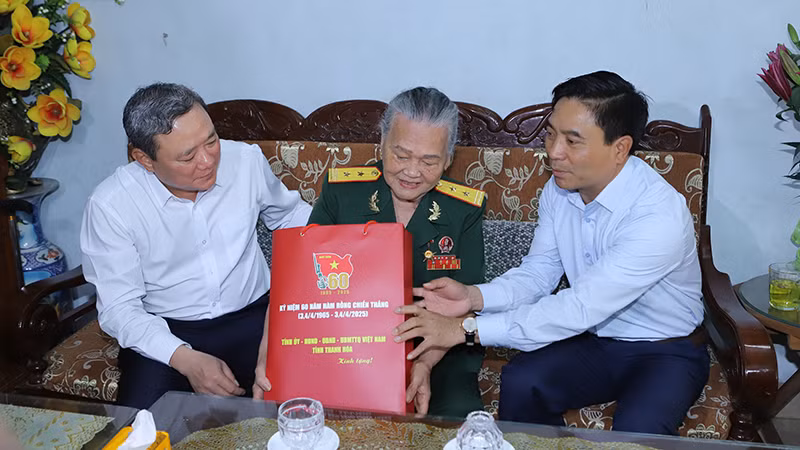 Đồng chí Nguyễn Doãn Anh, Bí thư Tỉnh ủy Thanh Hóa cùng lãnh đạo thành phố Thanh Hóa ân cần thăm hỏi, trao tặng quà Anh hùng Lực lượng vũ trang nhân dân Ngô Thị Tuyển.