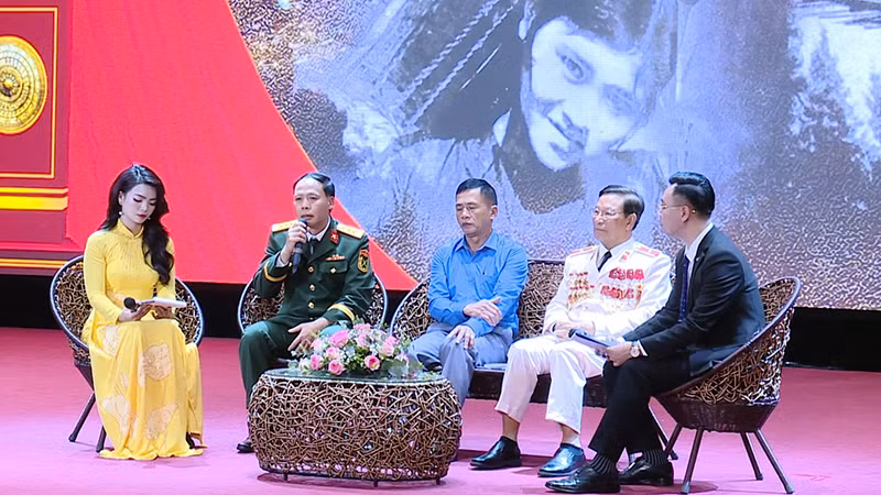 Các đại biểu cùng ôn lại những ngày tháng gian lao mà anh dũng.