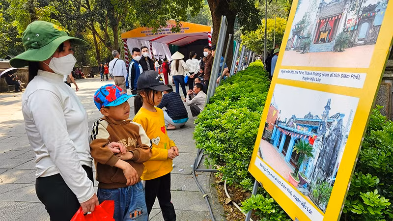 Nhân dân tham quan triển lãm ảnh về di tích, di sản ở Thanh Hóa.