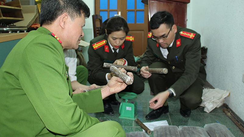 Công an xem xét các loại vật liệu nổ tang vật.