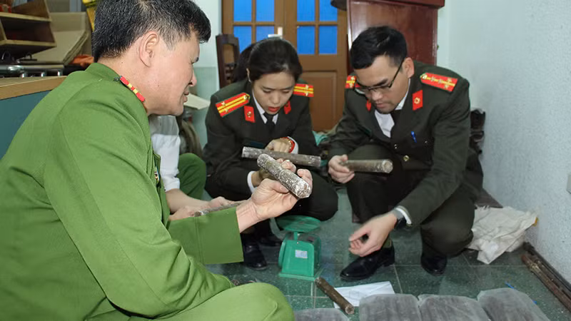 Công an xem xét các loại vật liệu nổ tang vật.