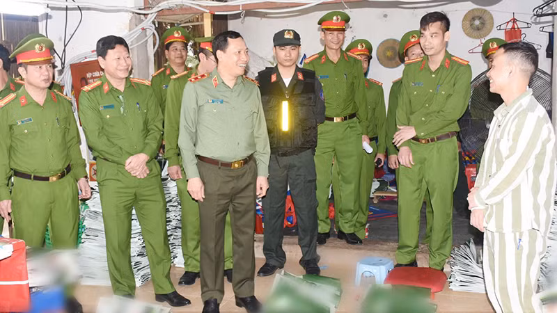 Các thành viên đoàn công tác kiểm tra nơi ăn, ở của phạm nhân ở Trại giam Thanh Phong.