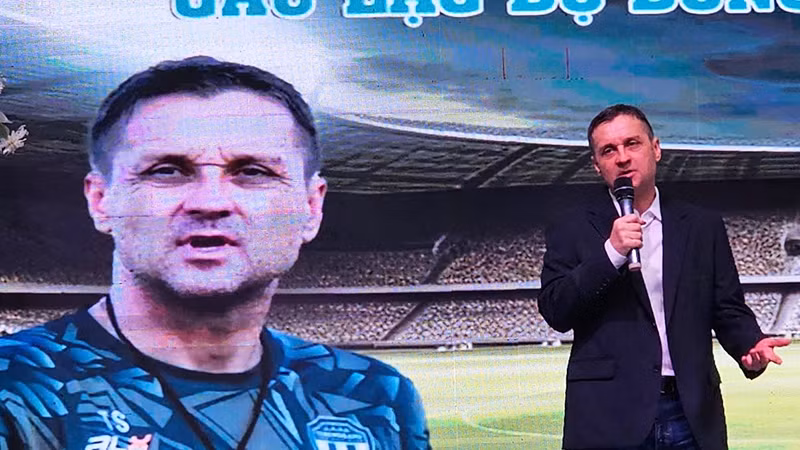 Tân Huấn luyện viên trưởng Câu lạc bộ bóng đá Đông Á Thanh Hóa trao đổi tại lễ ra mắt.