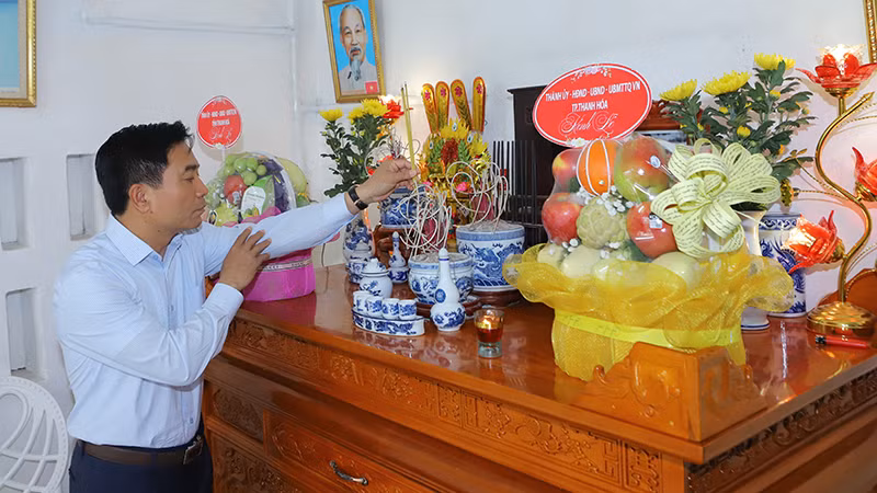 Đồng chí Nguyễn Doãn Anh, Bí thư Tỉnh ủy Thanh Hóa tưởng niệm Anh hùng, liệt sĩ.