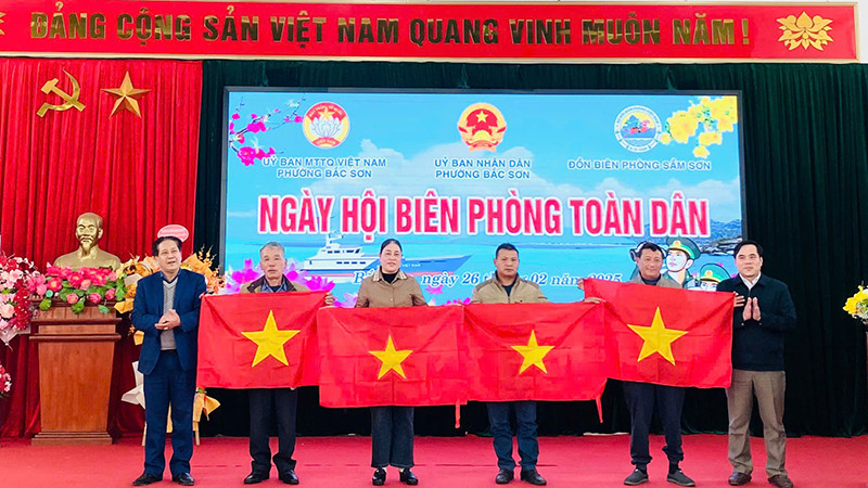 Bộ đội Biên phòng cùng nhà tài trợ trao tặng cờ, động viên ngư dân vươn khơi, bám biển.