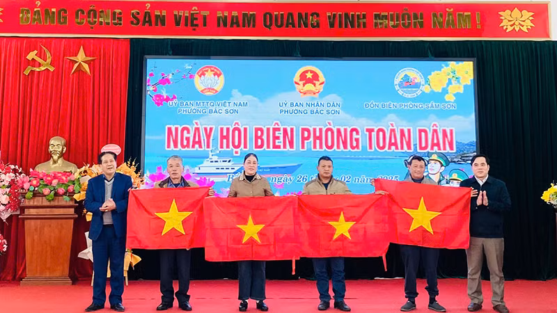 Bộ đội Biên phòng cùng nhà tài trợ trao tặng cờ, động viên ngư dân vươn khơi, bám biển.