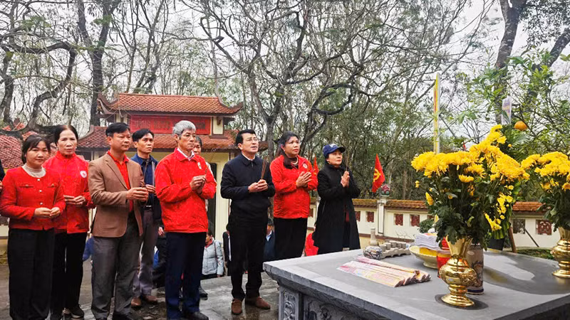 Các đại biểu dâng hương, tưởng niệm liệt sĩ.