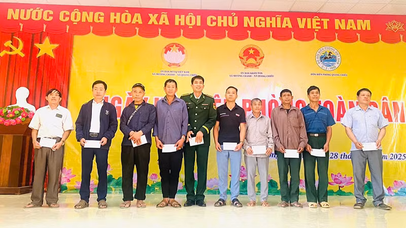 Đồn Biên phòng Quang Chiểu trao tặng quà cho các cá nhân tham gia bảo vệ cột mốc.