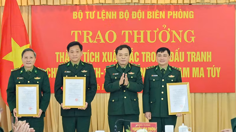 Bộ Tư lệnh Biên phòng trao thưởng cho các tập thể ở Thanh Hóa lập công xuất sắc.
