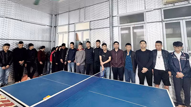 Các đối tượng bị bắt giữ phục vụ điều tra vụ đánh bạc.