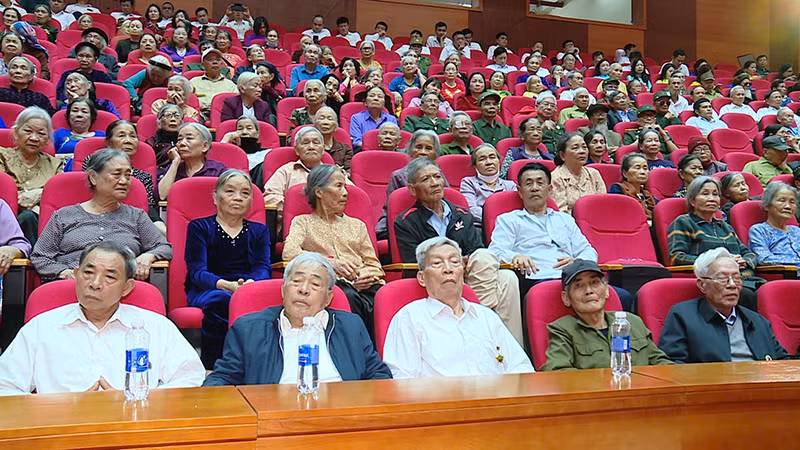 Các đại biểu tham dự chương trình.