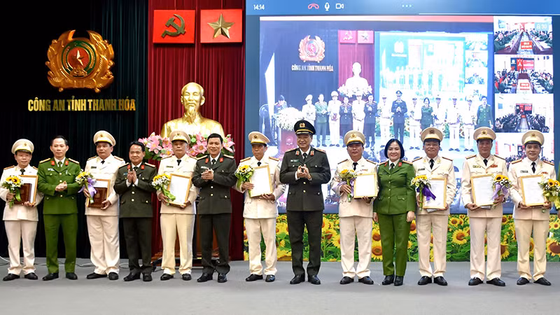 Ban Giám đốc Công an tỉnh Thanh Hóa trao quyết định nghỉ công tác trước hạn tuổi cho 8 đồng chí.