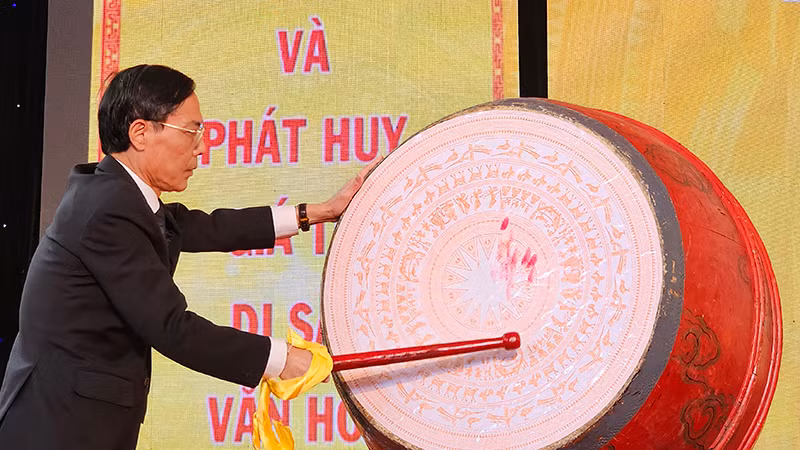 Lãnh đạo tỉnh Thanh Hóa nổi trống khai hội đền Bà Triệu năm 2025.