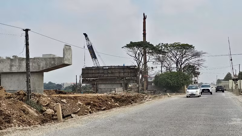 Cầu vượt đường sắt qua huyện Nông Cống đang được triển khai thi công nhằm giảm điểm giao cắt đường bộ với đường sắt.