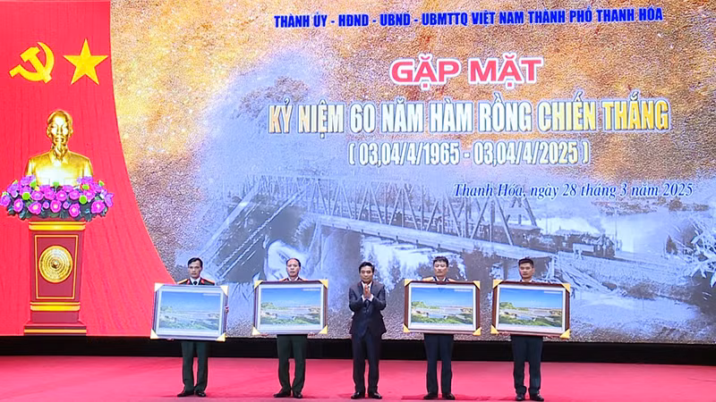 Lãnh đạo tỉnh Thanh Hóa trao tặng ảnh lưu niệm cho các đơn vị từng chiến đấu, phục vụ chiến đấu bảo vệ cầu Hàm Rồng.