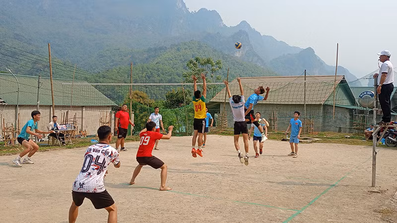 Thanh niên vùng thượng du Thanh Hóa thi đấu giao hữu môn bóng chuyền.