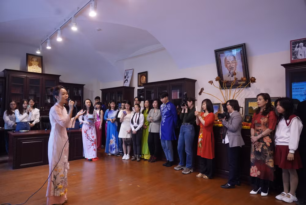 Lời ca, tiếng hát ca ngợi quê hương trong chương trình. (Ảnh: THANH THỂ)