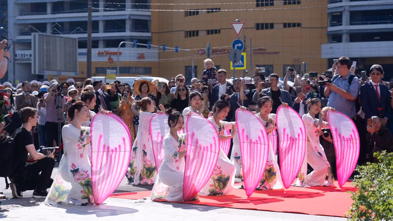 Tiết mục văn nghệ chào mừng lễ khánh thành. (Ảnh: THANH THỂ)