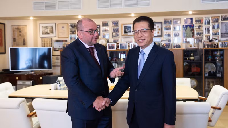 Đại sứ Đặng Minh Khôi (bên phải) và Tổng giám đốc TASS Sergei Mikhailov. (Ảnh: THANH THỂ)