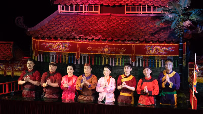 Các nghệ sĩ Việt Nam bước ra sân khấu. (Ảnh: THANH THỂ)