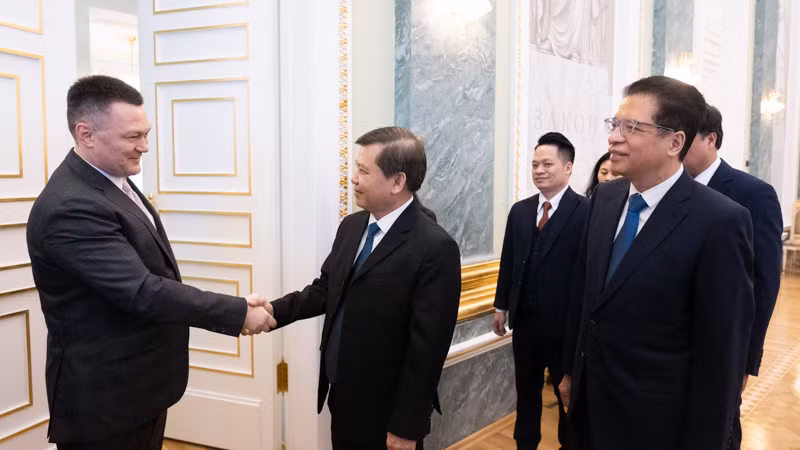 Viện trưởng Viện Kiểm sát nhân dân tối cao Lê Minh Trí bắt tay Viện trưởng Tổng Viện Kiểm sát Liên bang Nga Igor Krasnov. (Ảnh: THANH THỂ)