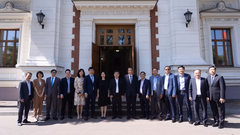 Đoàn đại biểu Viện Kiểm sát nhân dân tối cao Việt Nam chụp ảnh lưu niệm tại Đại sứ quán Việt Nam tại Nga. (Ảnh: THANH THỂ)