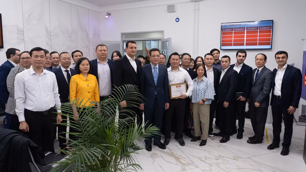 Đại sứ Đặng Minh Khôi chụp ảnh cùng đại diện cộng đồng. (Ảnh: THANH THỂ)