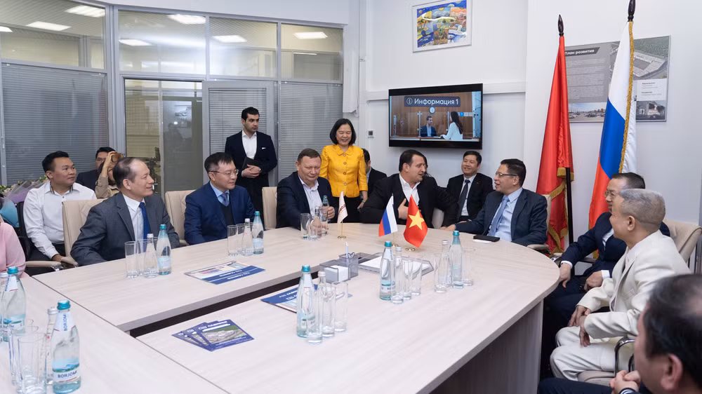 Đại diện Đại sứ quán thảo luận với ban lãnh đạo TTTM. (Ảnh: THANH THỂ)