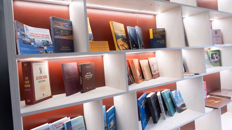 Nhiều cuốn sách về Việt Nam và Chủ tịch Hồ Chí Minh được trưng bày. (Ảnh: THANH THỂ)