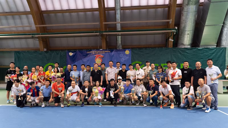 Trao cúp tặng các tay vợt xuất sắc nhất. (Ảnh: THANH THỂ)