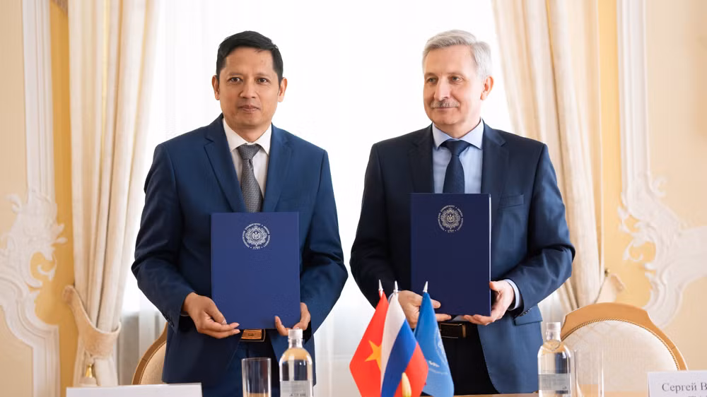 Giám đốc Quỹ “Truyền thống và Hữu nghị” Nguyễn Quốc Hùng (trái) và ông Sergei Tarasov, Hiệu trưởng Đại học Sư phạm quốc gia Herzen. (Ảnh: THANH THỂ)