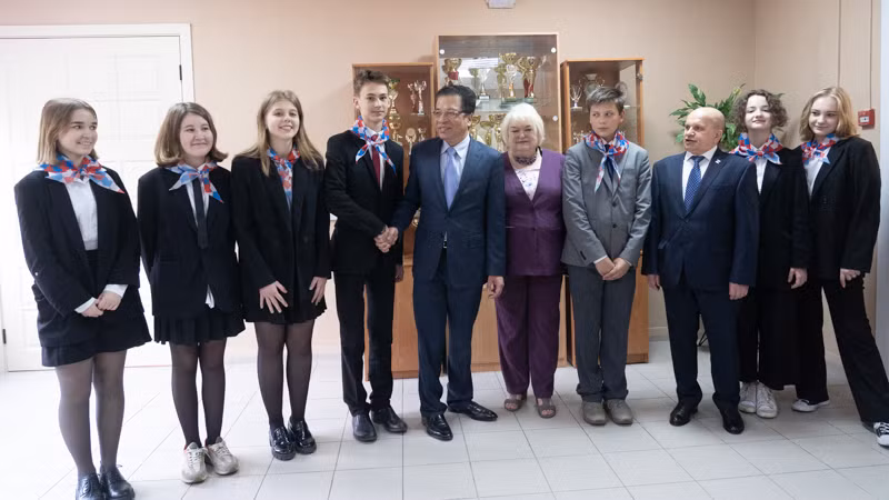 Đại sứ Đặng Minh Khôi chụp ảnh cùng học sinh trường 488. (Ảnh: THANH THỂ)