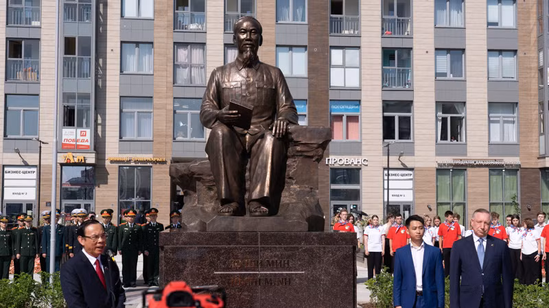 Tượng Bác cao 3m, bệ tượng cao 1,5m, hướng về phía đông, phía Việt Nam. (Ảnh: THANH THỂ)