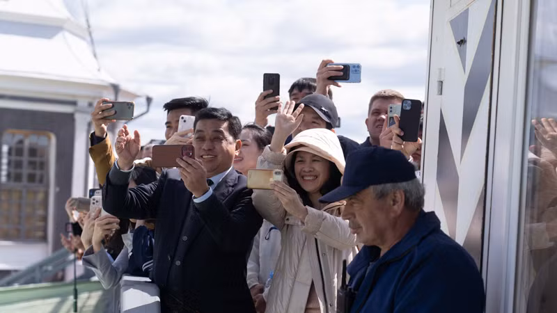 Người dân có mặt tại màn bắn pháo chào mừng. (Ảnh: THANH THỂ)