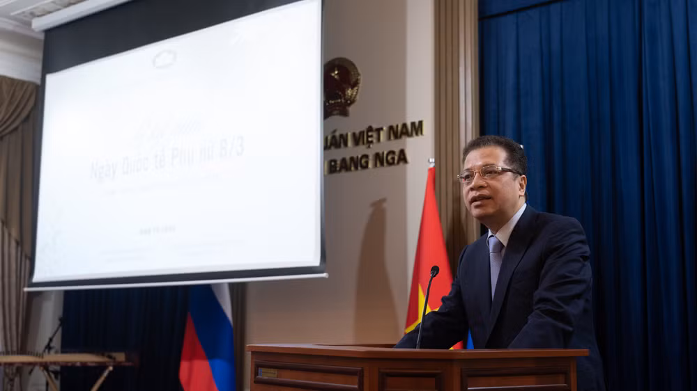 Đại sứ Đặng Minh Khôi chúc mừng "một nửa thế giới" nhân ngày 8/3. Ảnh: THANH THỂ